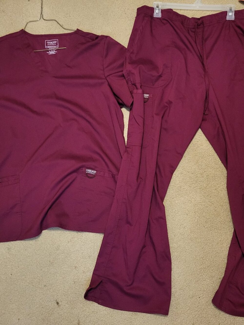 Cherokee Workwear Women's V-Neck Scrub Set in Burgundy